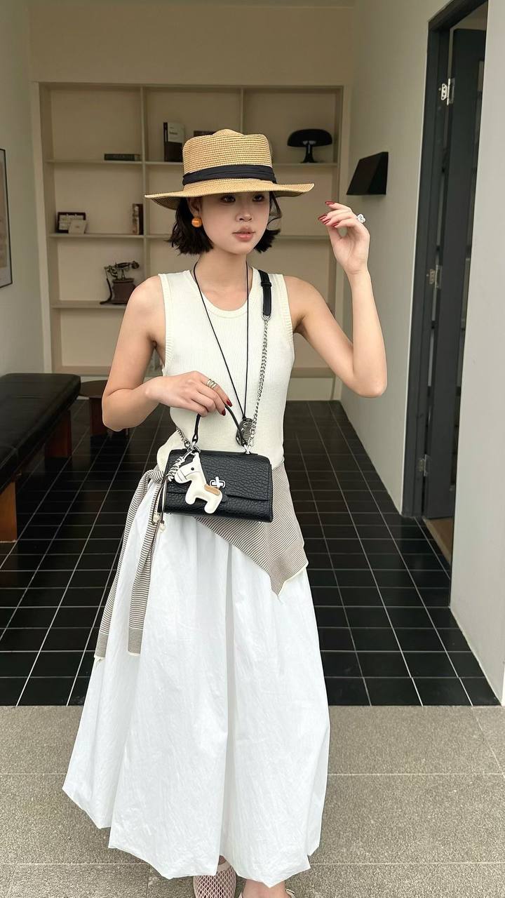 Elegant Turn-Lock Top Handle Bag – Black