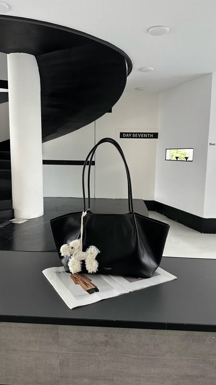 Classic Pom-Pom Tote Bag – Black