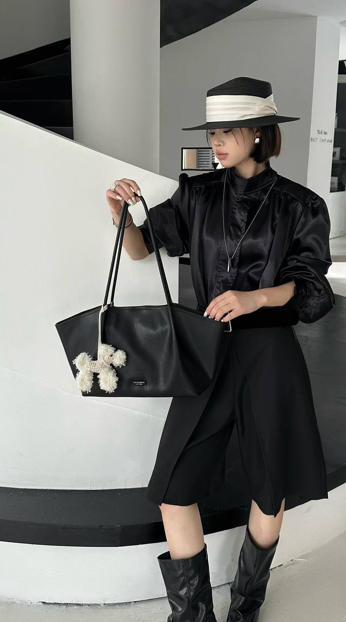 Classic Pom-Pom Tote Bag – Black