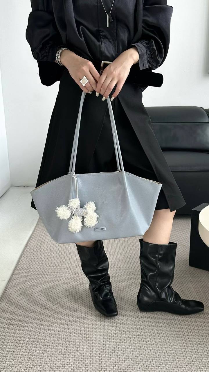 Classic Pom-Pom Tote Bag – Light Blue